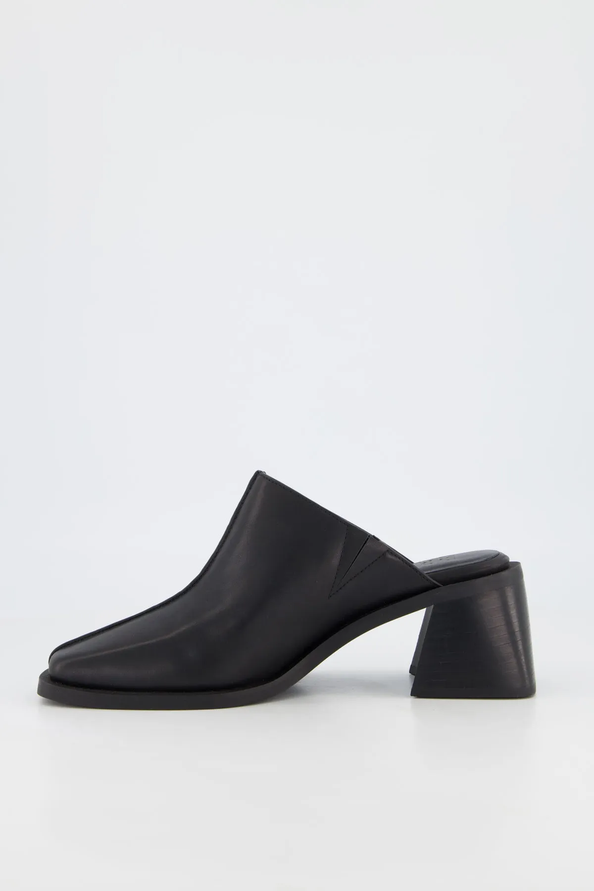 Levi | Black