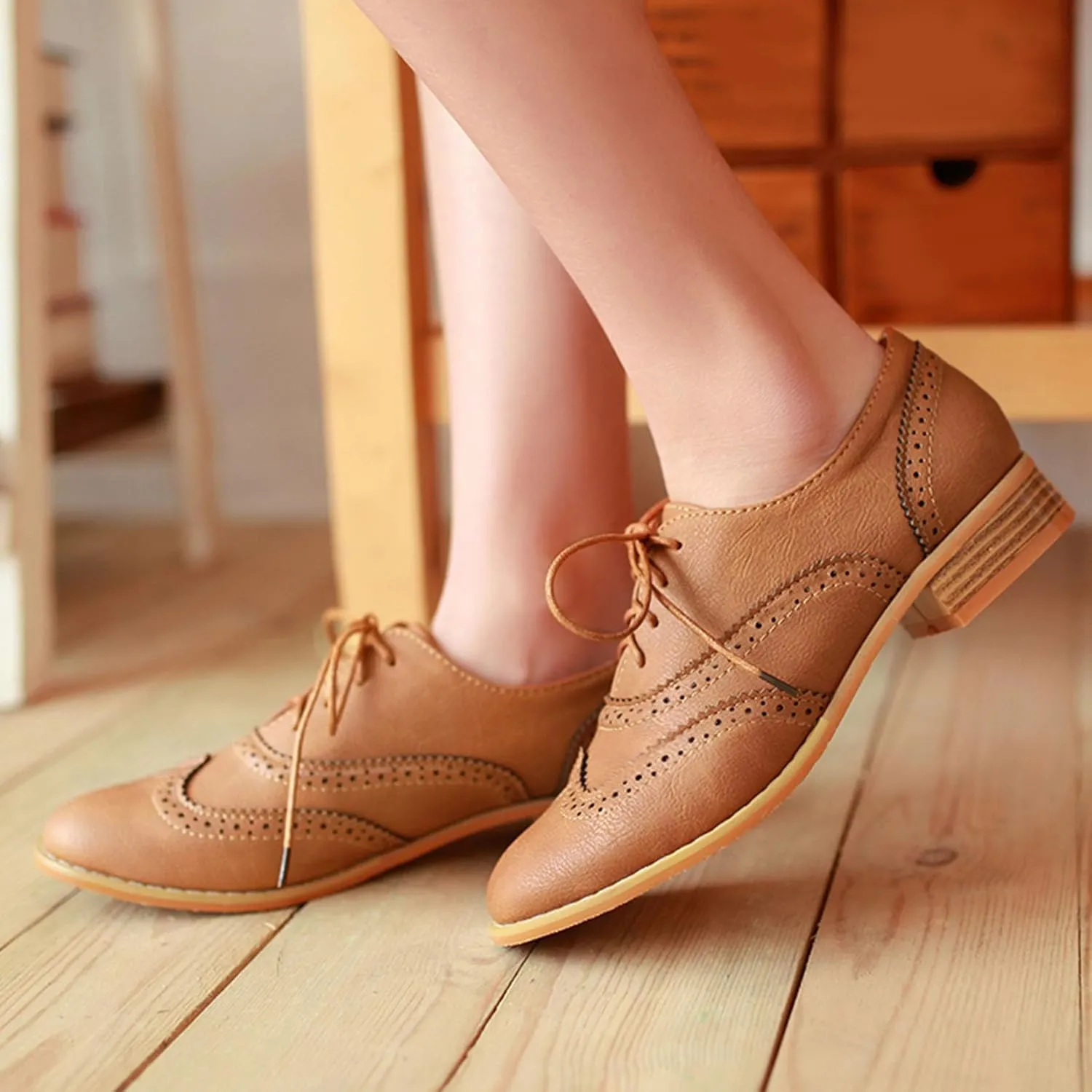 SHEMEE Women's Patent Leather Low Heels Vintage Wingtip Oxfords Pumps Lace Up Pointed Toe Flat Retro Brogues Dress Shoes