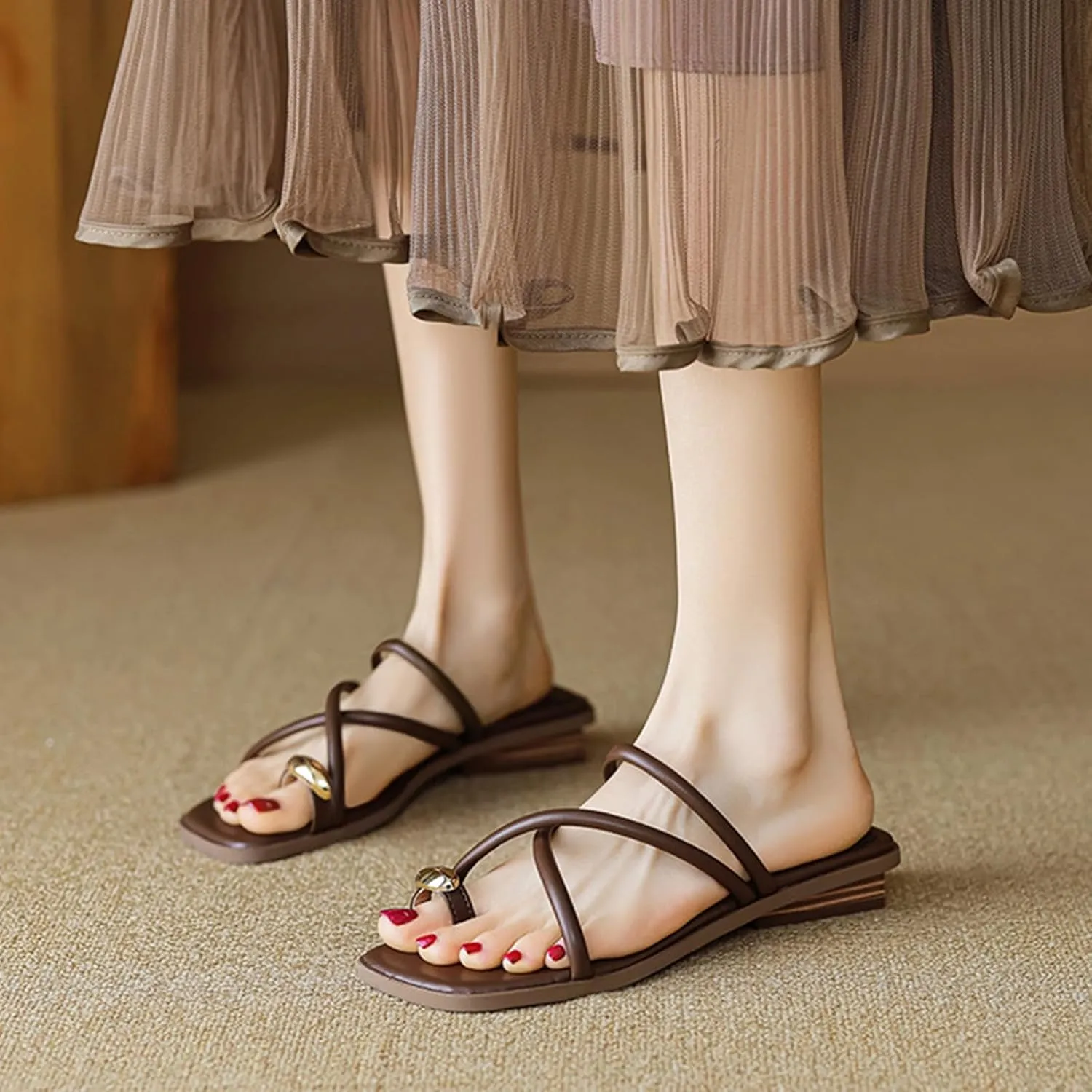 Women's Metal Toe Ring Strappy Flat Sandals Square Open Toe Comfortable Slip-On Low Heel Slide Sandals Summer Fashion Casual Beach Slipper